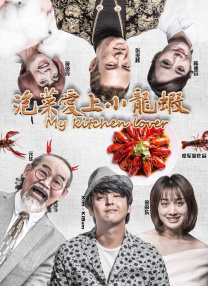 暖色背景下，张子枫与王景春分别与一只小狗亲密互动；